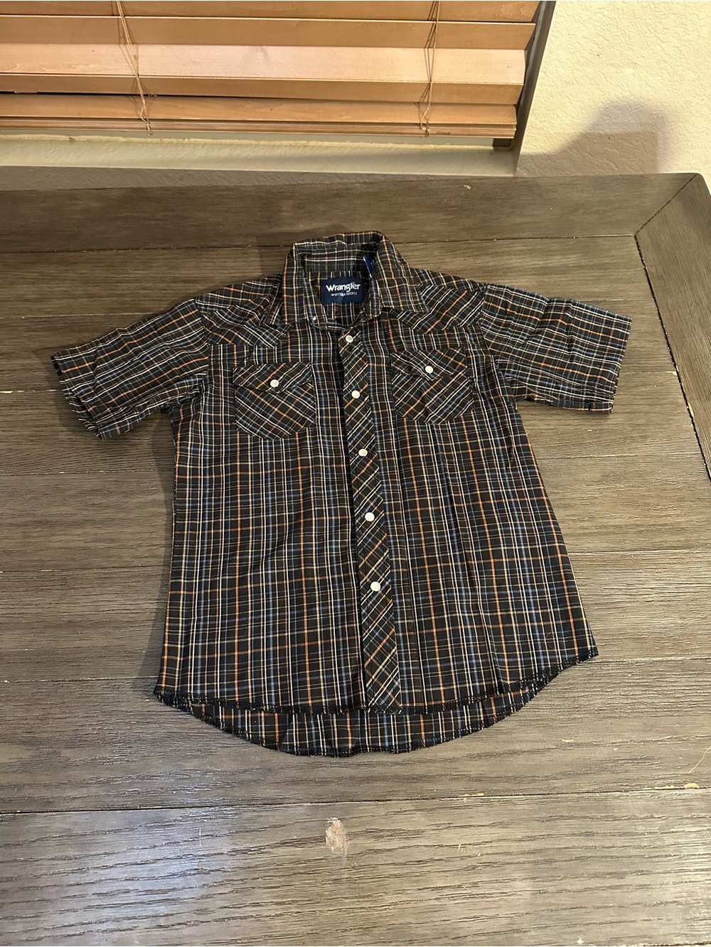 Wrangler Boys' M 7/8 Short Sleeve Plaid Shirt in Black & Brown